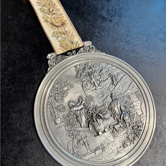 Vintage Zinn-Becker German pewter medallion engraved wall hanging - Picture 1 of 5